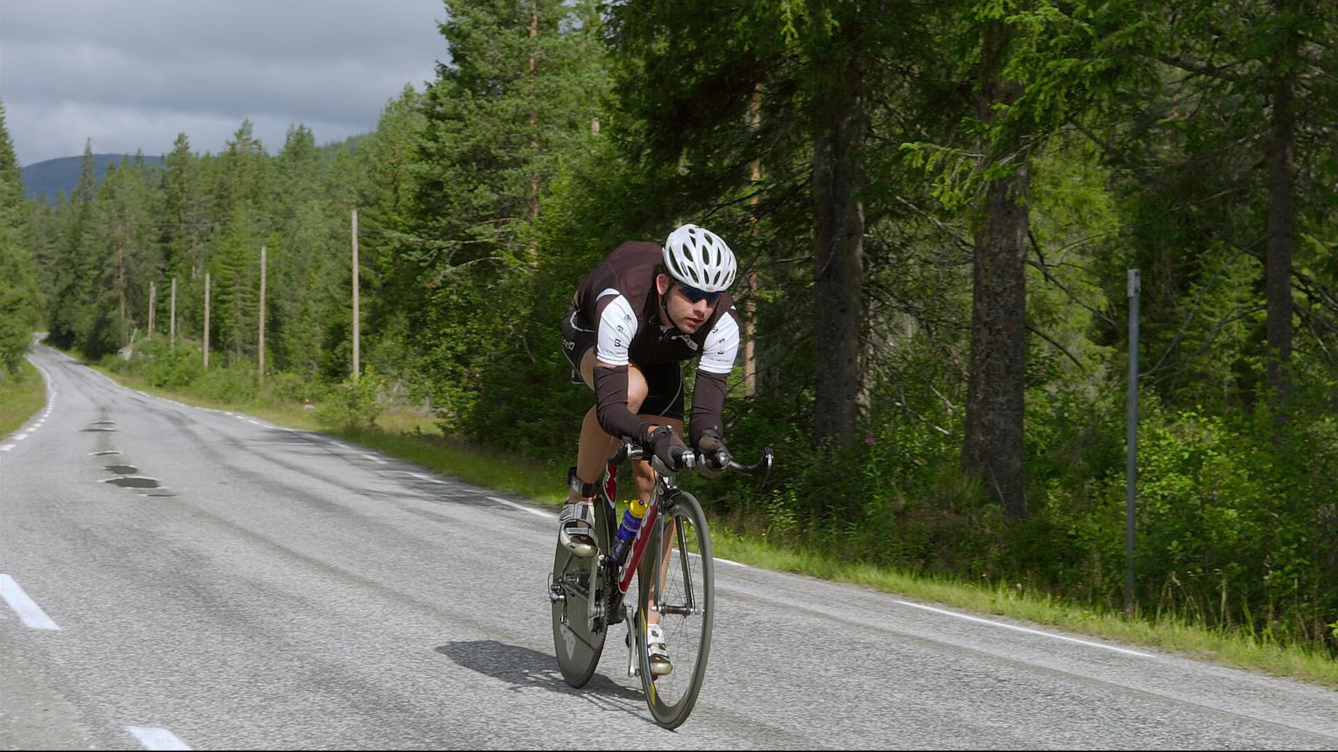 Red Bull悬崖跳水系列赛 葡萄牙崖壁一跃27米 入水成功率仅七成